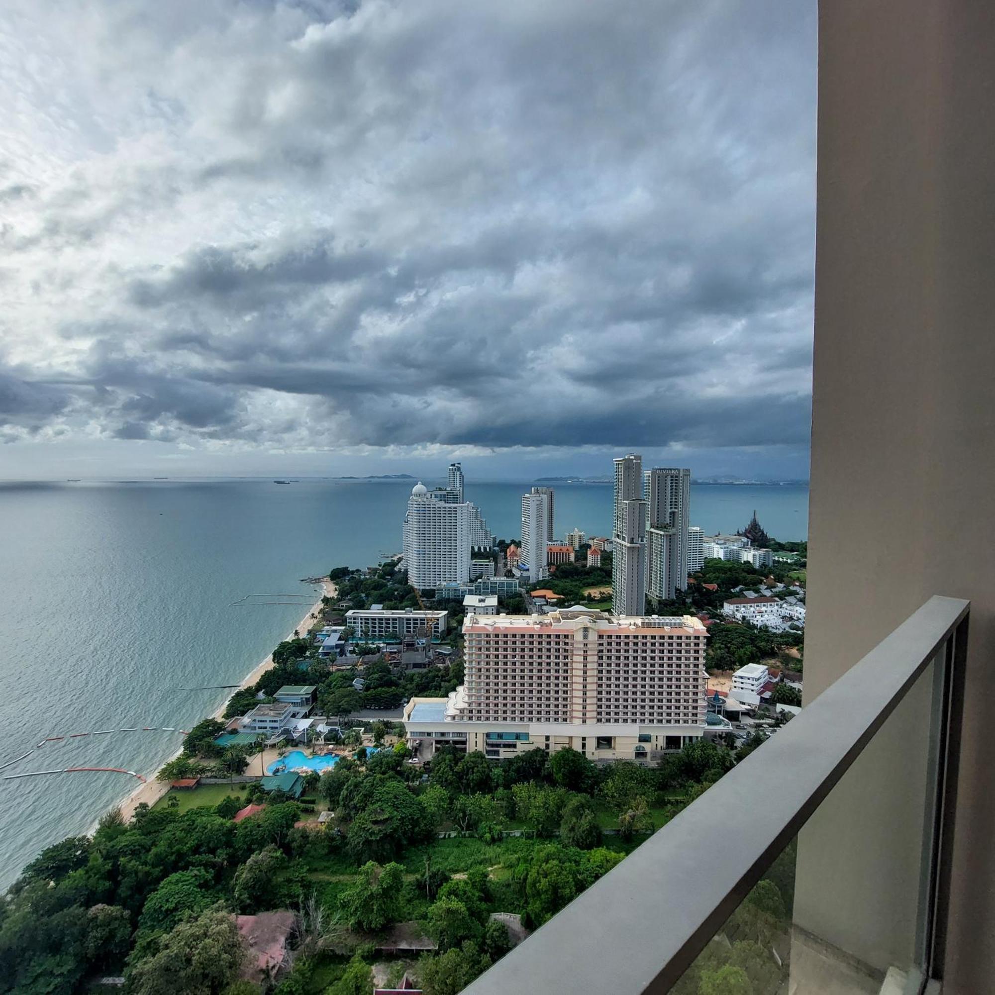 Sea View Apartment In Pattaya Eksteriør bilde