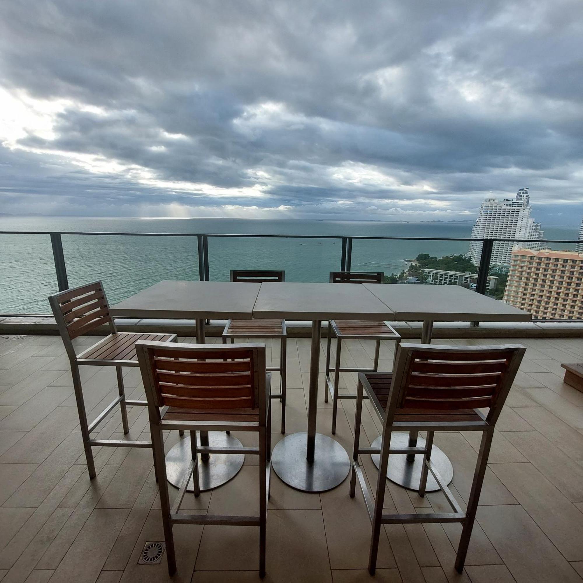 Sea View Apartment In Pattaya Eksteriør bilde
