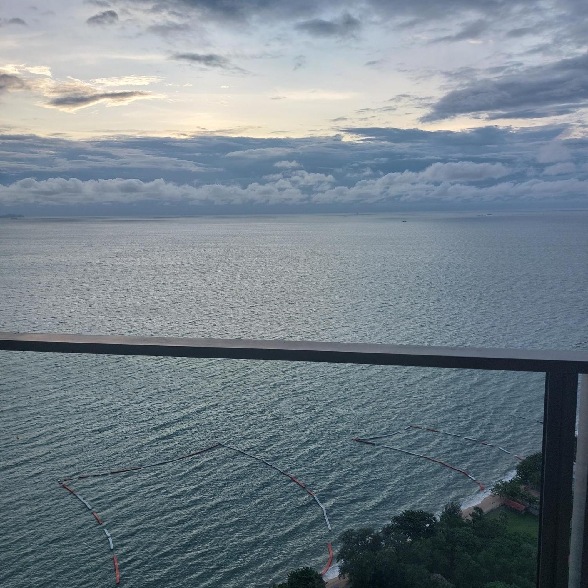 Sea View Apartment In Pattaya Eksteriør bilde